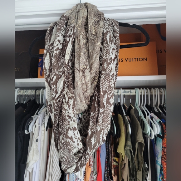 Express Infiniti Scarf- Animal Print - Picture 1 of 2